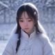 人人剧场日韩剧编辑陈雪梅的工作照，年轻女性，专注地在电脑前整理剧集资料，背景是贴满日韩剧海报的工作墙
